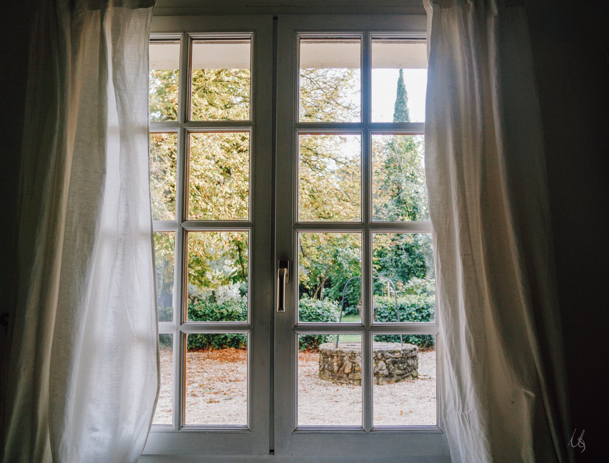 Blick aus einem Fenster in Mornas